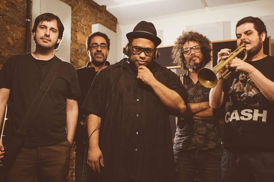 Prepare a pista de pouso no seu ouvido - Tem Música Negra Universal Interplanetária no ar e cheia de mensagem positiva