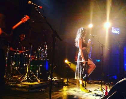 Duda Brack "é" tudo aquilo no palco do Pompeia