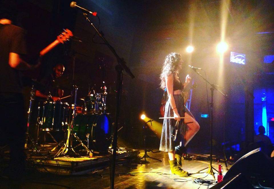 Duda Brack "é" tudo aquilo no palco do Pompeia