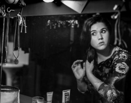 Teatro da Rotina recebe show acústico da cantora IÁ