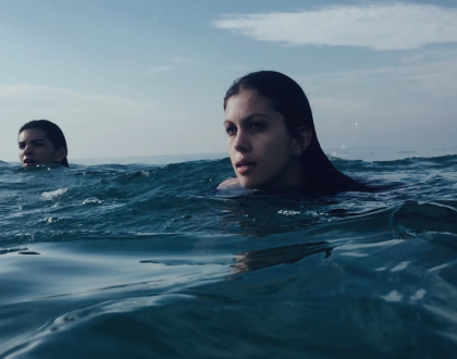 Sarah Abdala levada pelas águas em novo clipe