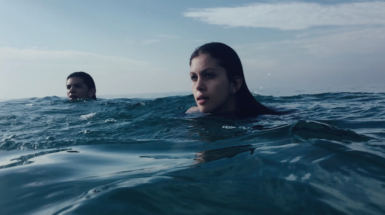 Sarah Abdala levada pelas águas em novo clipe