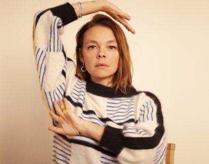 Laure Briard lança novo clipe