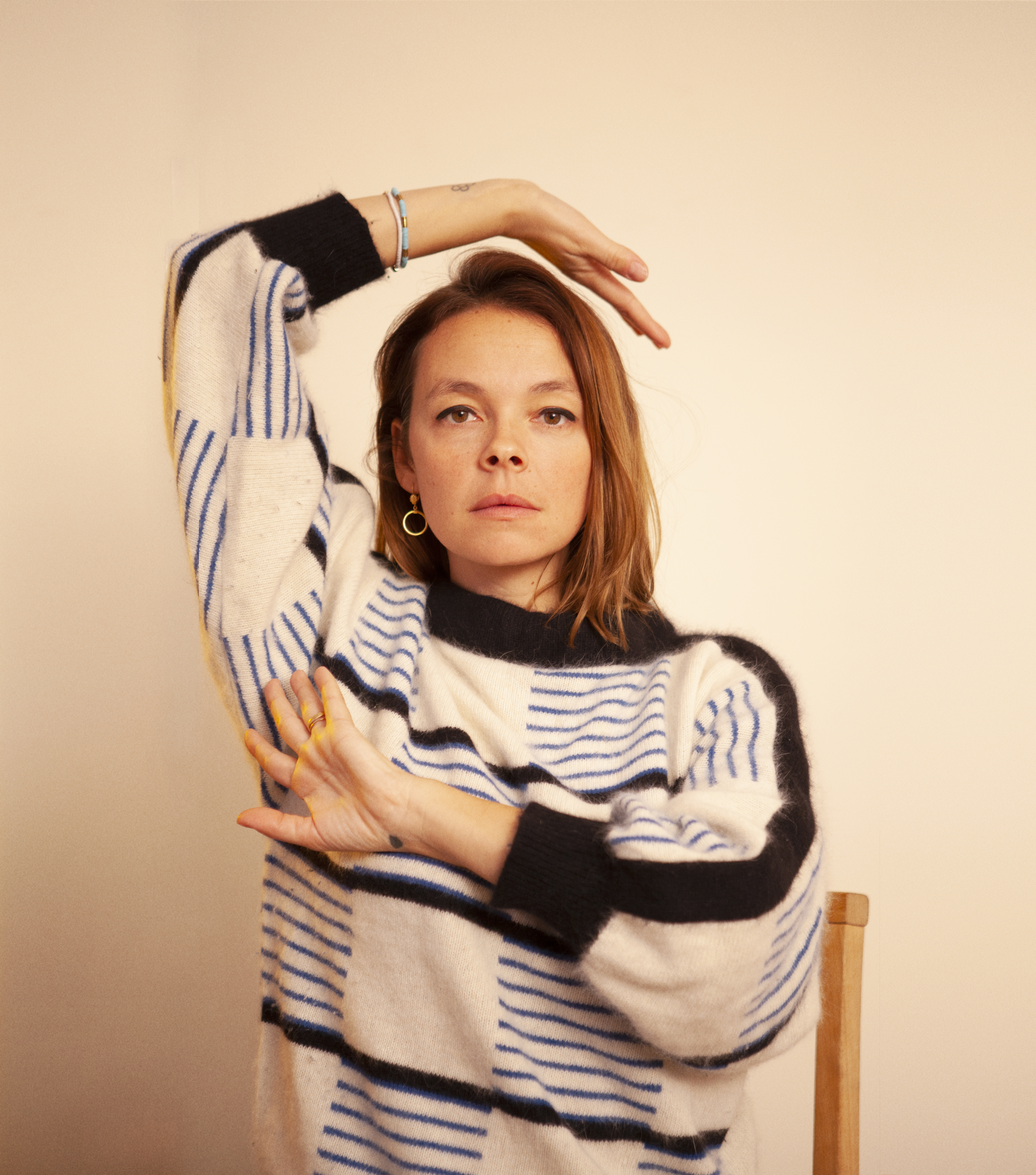 Laure Briard lança novo clipe