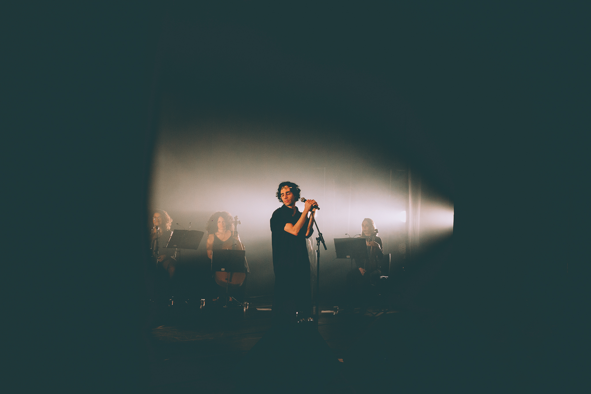 Com show tímido e poético, Thiago Pethit põe fim ao período de hiato em sua carreira e retorna aos palcos cantando para um público fiel e enfeitiçado