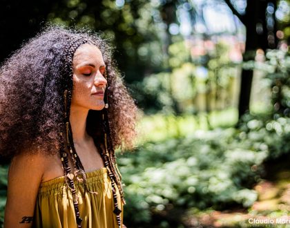 Naná Campos lança seu primeiro single e clipe “Flor na calçada”