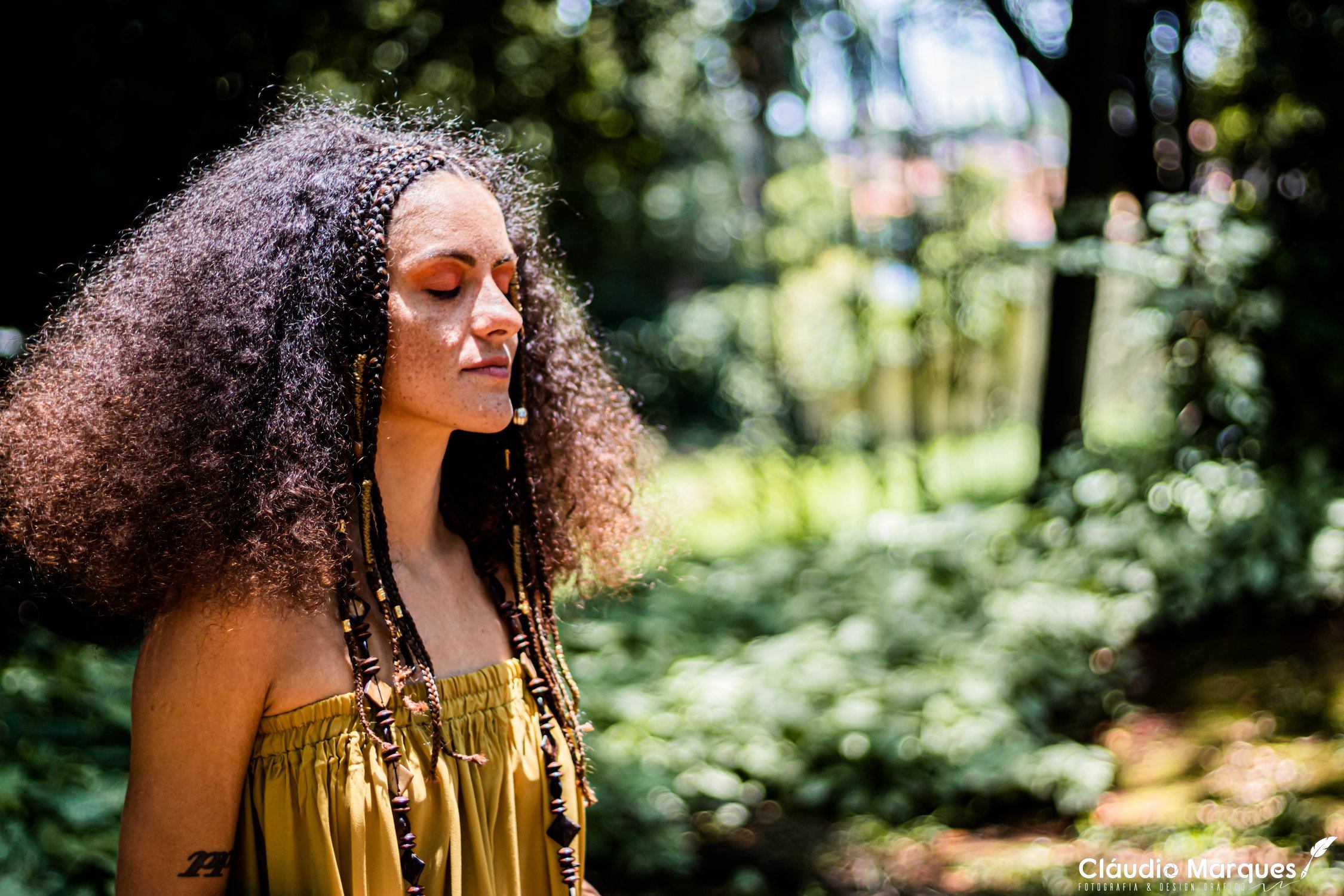 Naná Campos lança seu primeiro single e clipe “Flor na calçada”