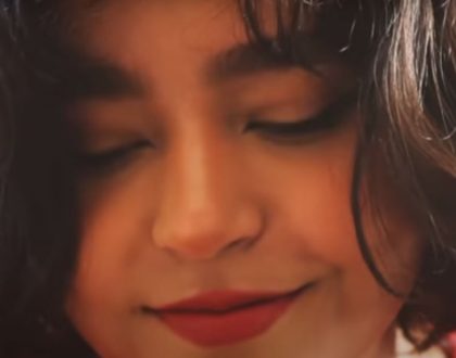 Mariana Froes canta “Sangue Latino”