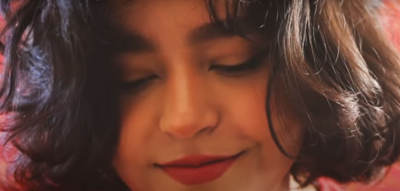 Mariana Froes canta “Sangue Latino”